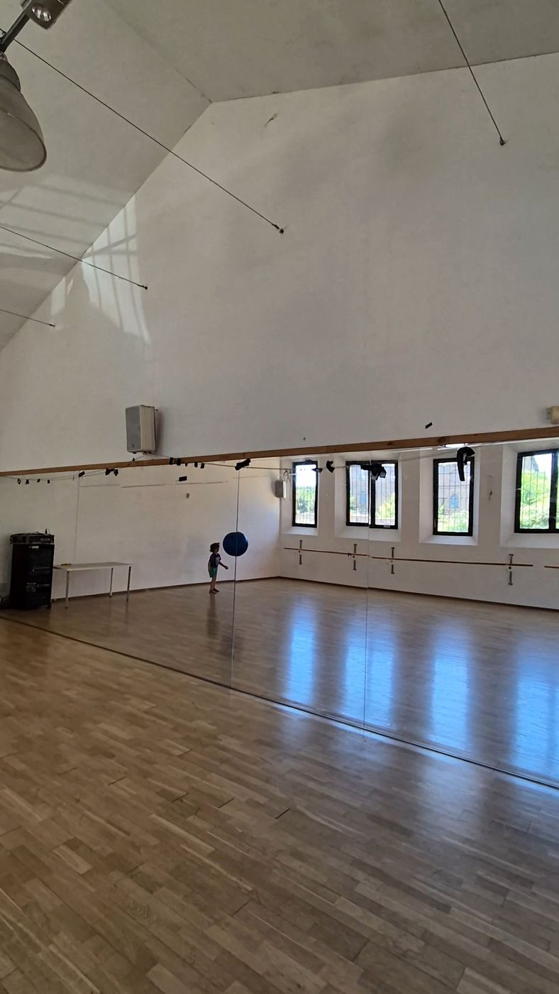 La Sala Formazione di Leggere Strutture, riflessa nello specchio