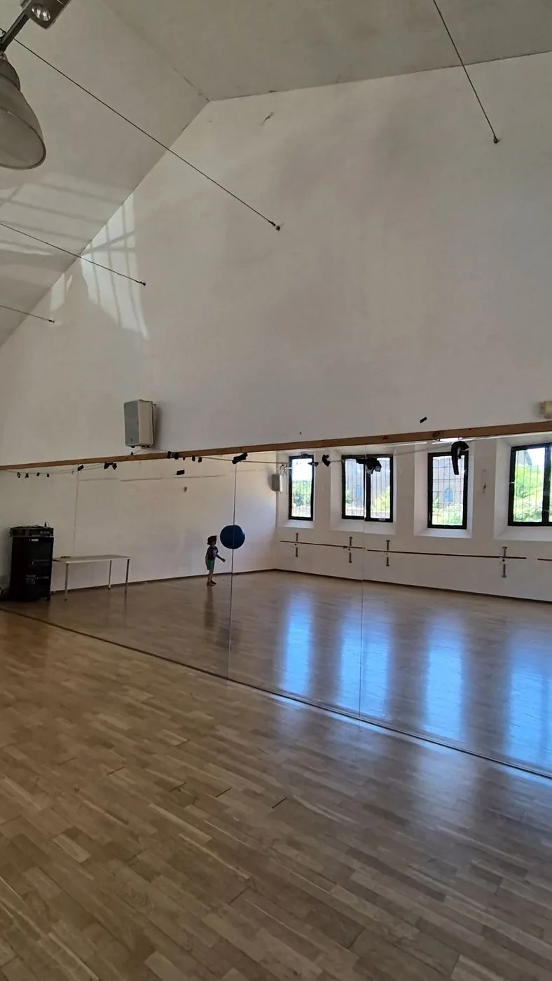 La Sala Formazione di Leggere Strutture, riflessa nello specchio